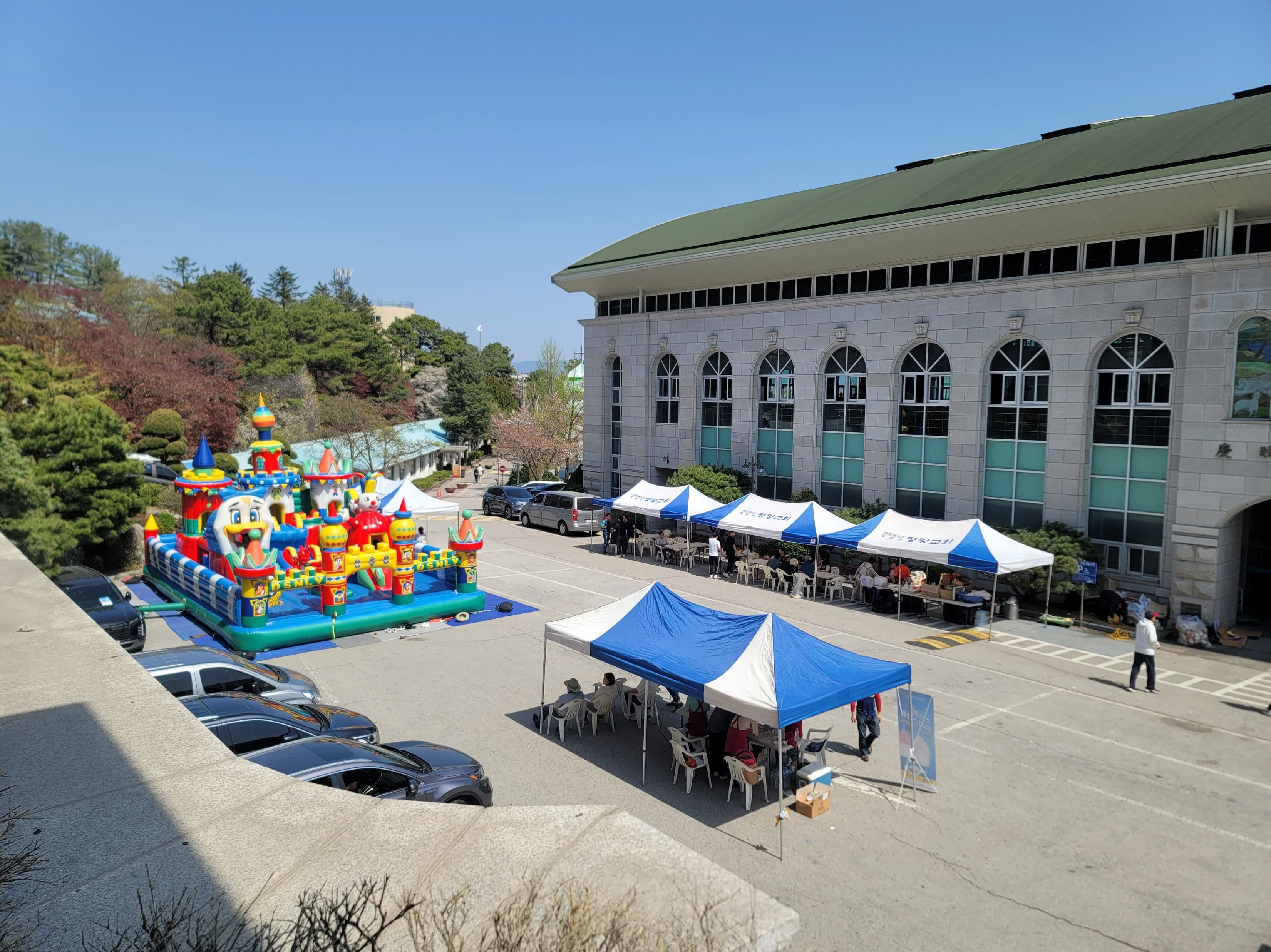 멀리서 본 대형 성 에어바운스