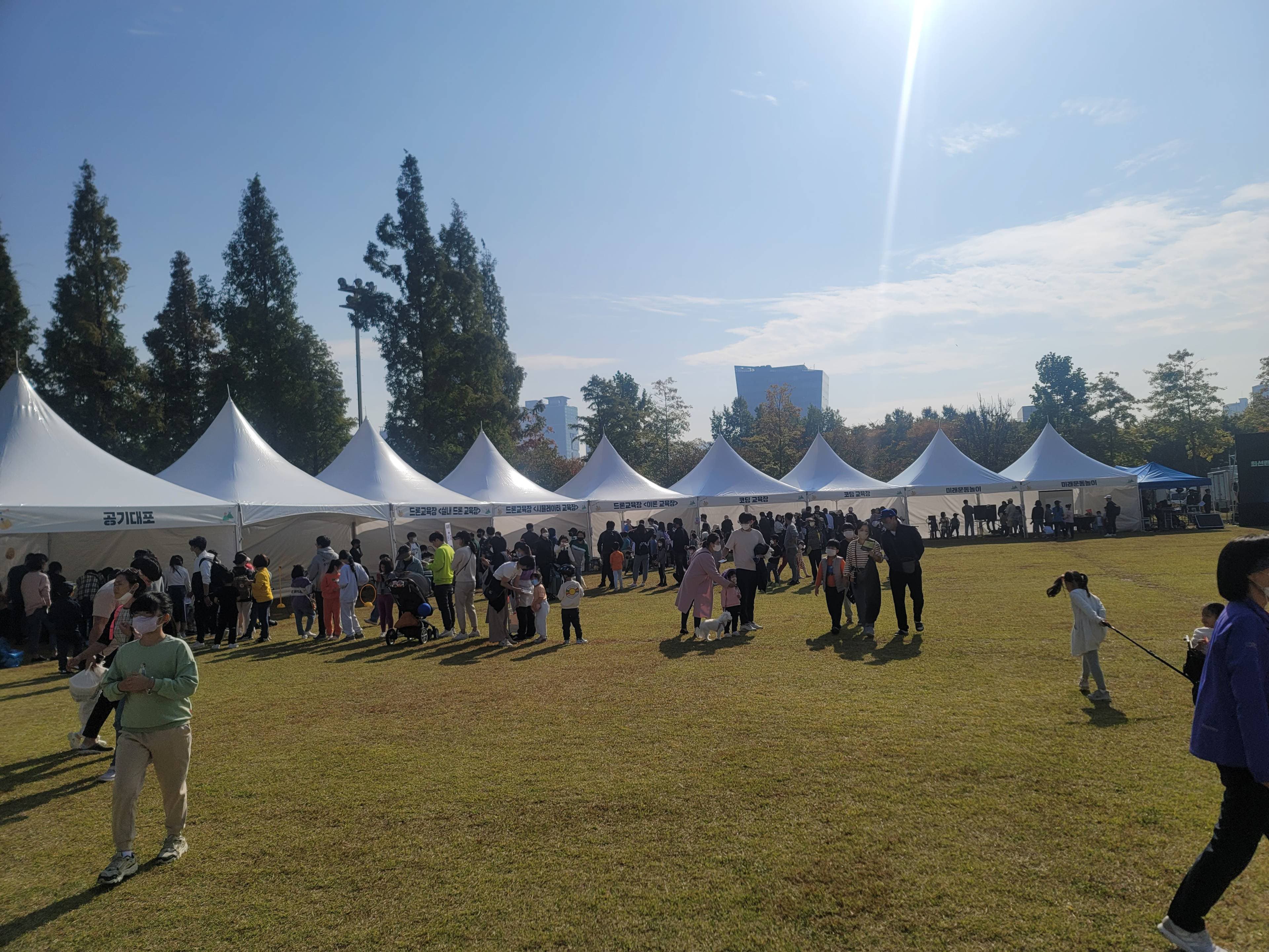 사람들이 모여 있는 행사